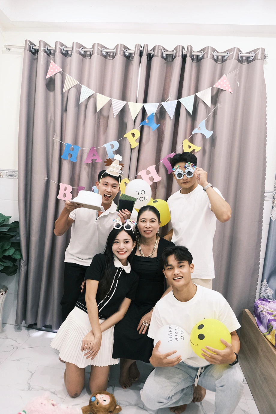 Tình Yêu Bền Vững: Hành Trình Hơn Một Thập Kỷ Của Nàng Dâu Được Bố Mẹ Chồng Yêu Thương